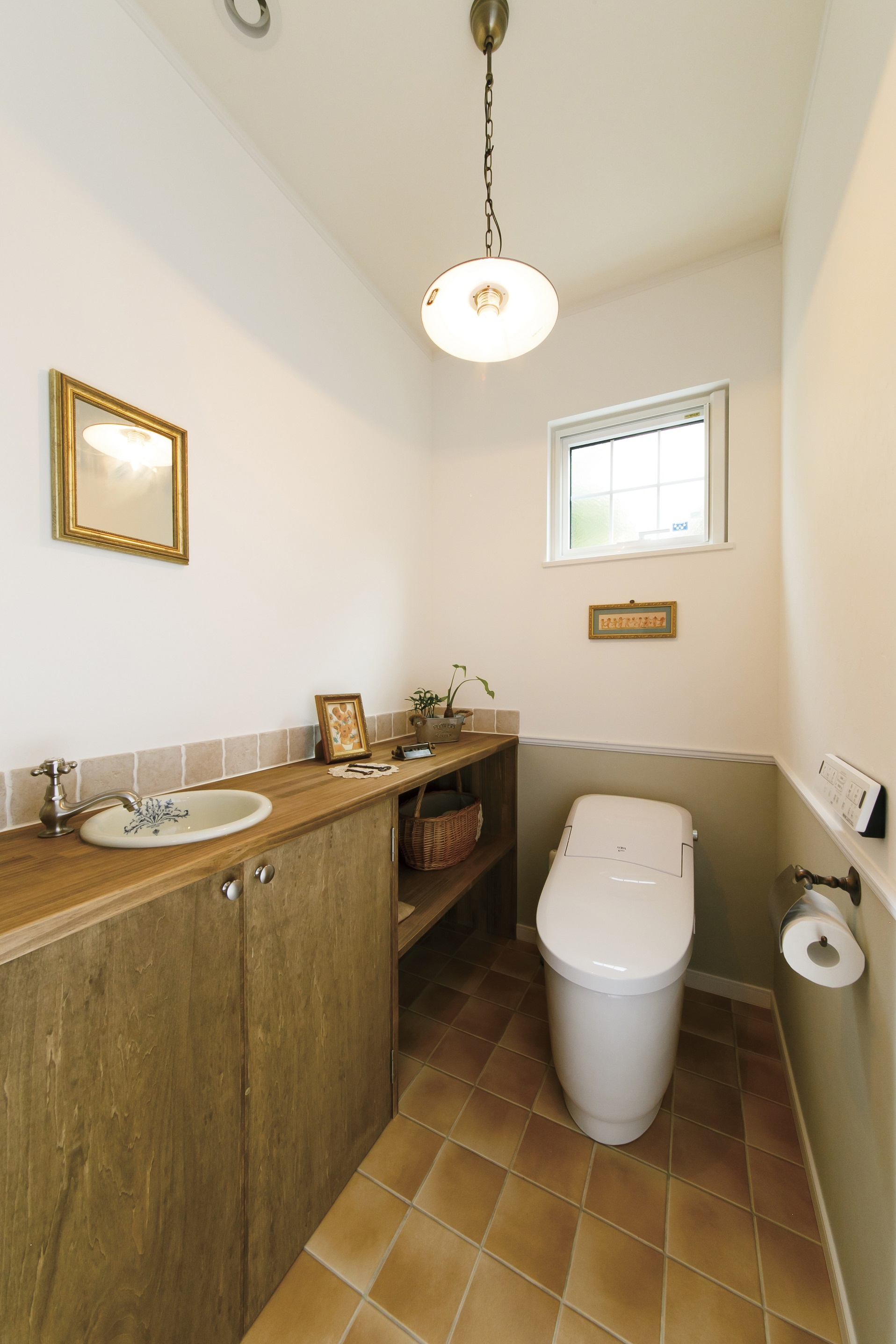 トイレの施工例 埼玉川越のかわいい ・かっこいい自然素材の輸入注文住宅アートクラフト